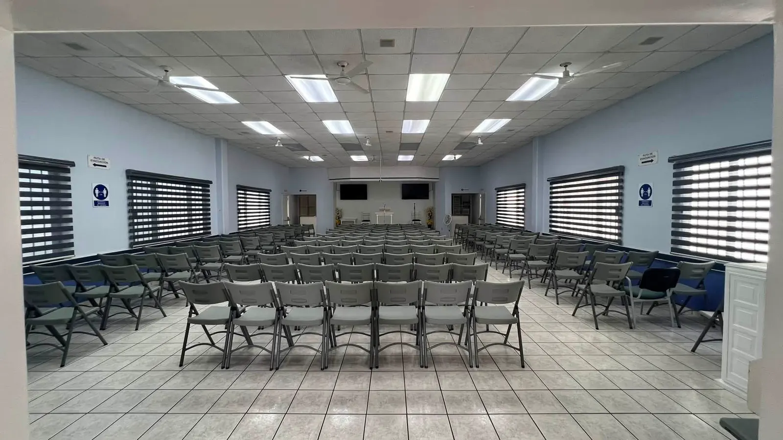 Persianas instaladas en salón de gran formato