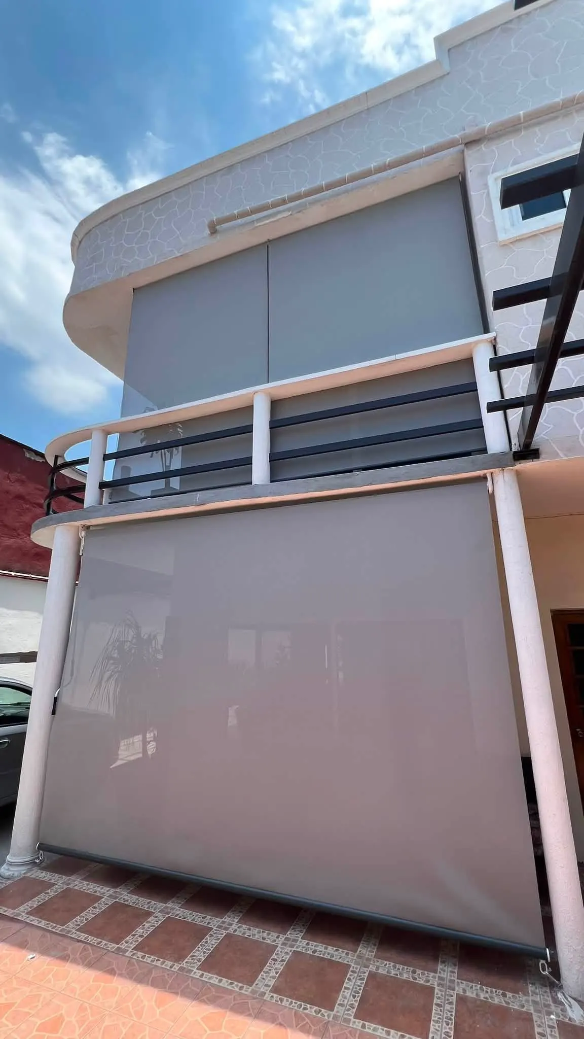 Persianas instaladas en fachada residencial